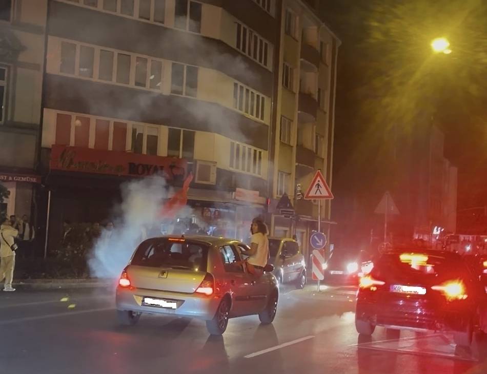 Straßen in Düsseldorf blockiert: Großeinsatz nach Marokko-Spiel in Oberbilk