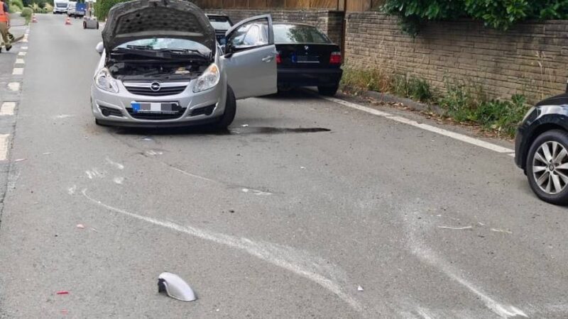 Unfall in Wermelskirchen: Opel überschlägt sich auf K16 – Fahrer leicht verletzt