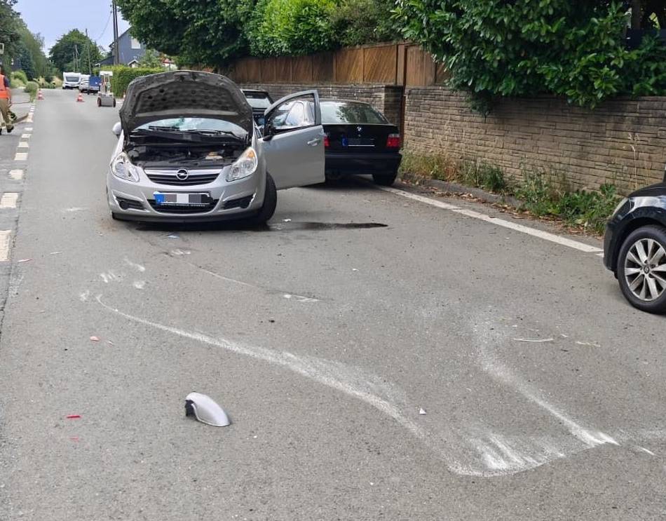 Unfall in Wermelskirchen: Opel überschlägt sich auf K16 – Fahrer leicht verletzt
