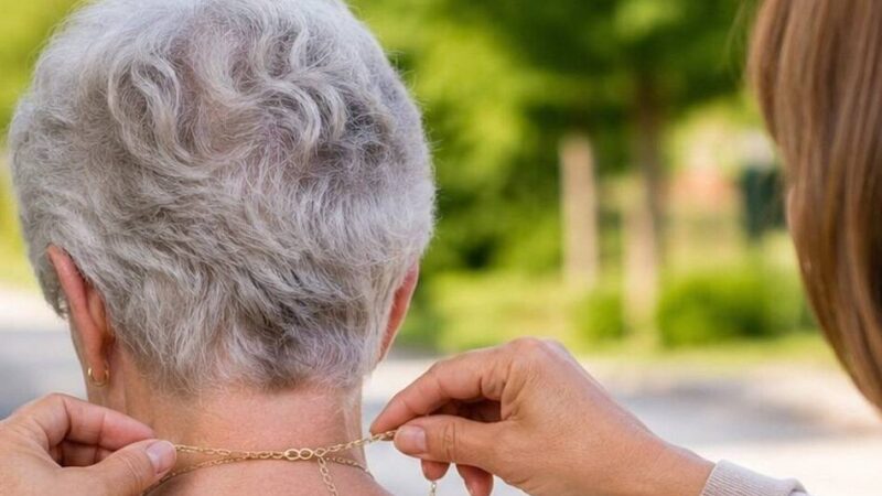 Auf offener Straße in Meerbusch: Trickdiebin stiehlt Seniorin die Goldkette vom Hals