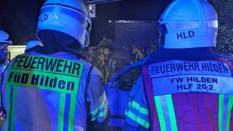Nacht-Einsatz Hilden: 26 Einsatzkräfte kämpfen gegen Feuer in der Oststraße