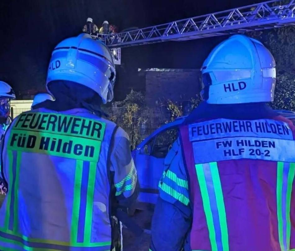 Nacht-Einsatz Hilden: 26 Einsatzkräfte kämpfen gegen Feuer in der Oststraße