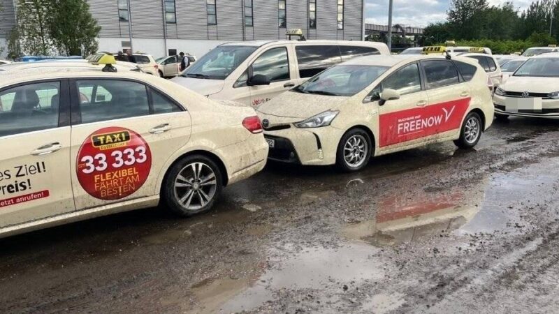 Flughafen Düsseldorf: Schlamm, Dixie-Klos, kein Waschbecken – Taxifahrer protestieren gegen Bedingungen am Airport