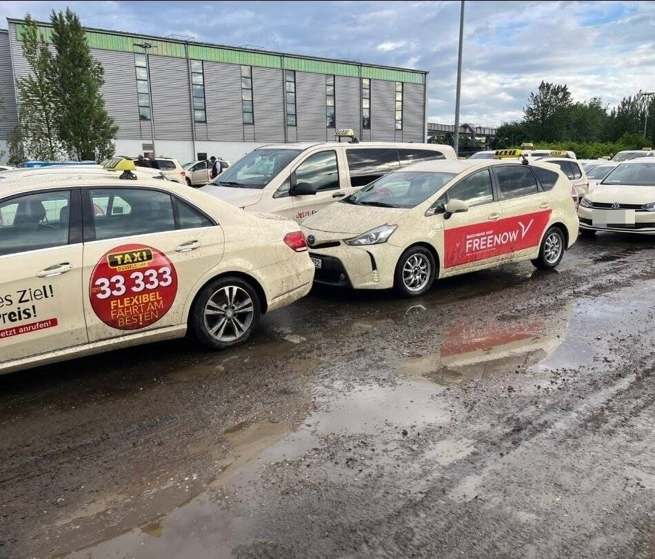 Flughafen Düsseldorf: Schlamm, Dixie-Klos, kein Waschbecken – Taxifahrer protestieren gegen Bedingungen am Airport