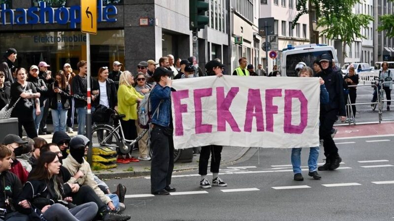 Gegenprotest zu AfD-Rundgang in Düsseldorf: „Welche Parallelgesellschaft findet man eigentlich im Reiseführer?“