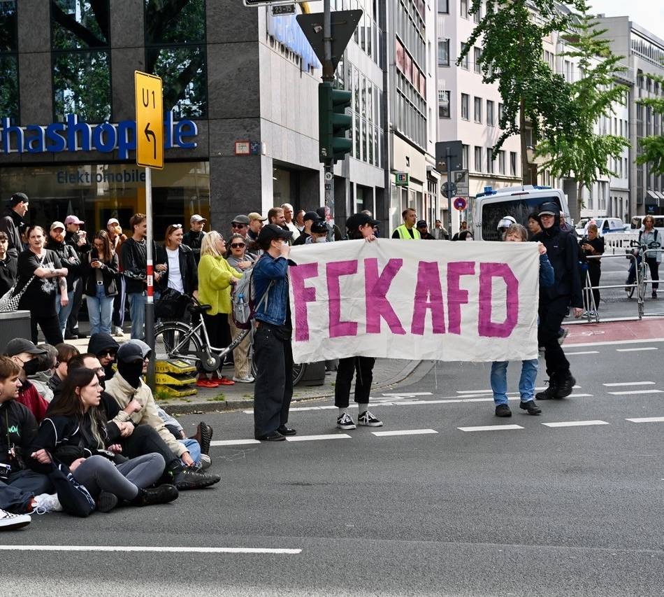 Gegenprotest zu AfD-Rundgang in Düsseldorf: „Welche Parallelgesellschaft findet man eigentlich im Reiseführer?“