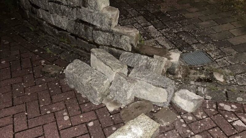 Unfallflucht in Hasselt: Autofahrer beschädigt Mauer und flüchtet