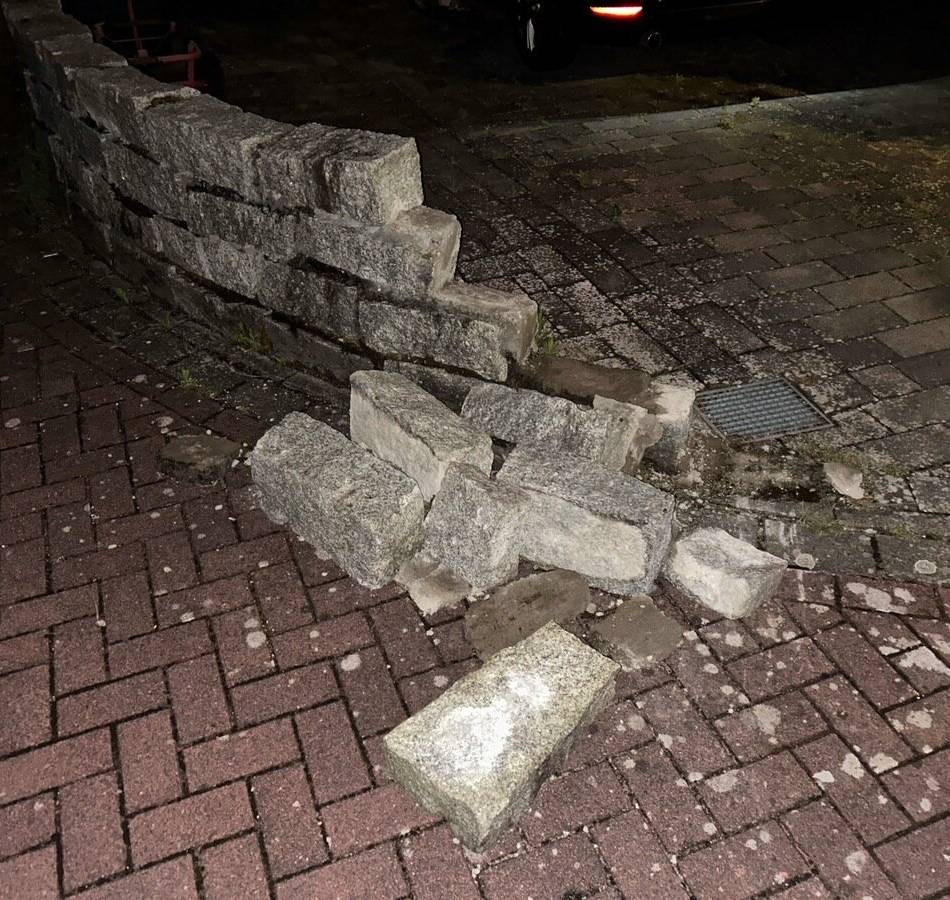 Unfallflucht in Hasselt: Autofahrer beschädigt Mauer und flüchtet
