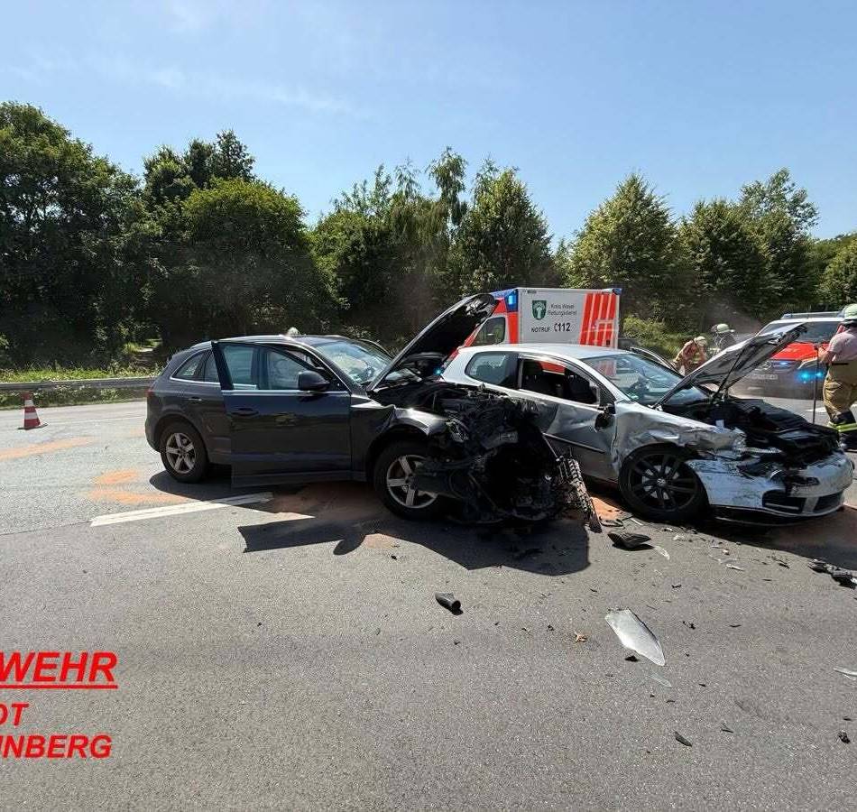 Fahrer leicht verletzt: Zwei Autos in Rheinberg zusammengestoßen