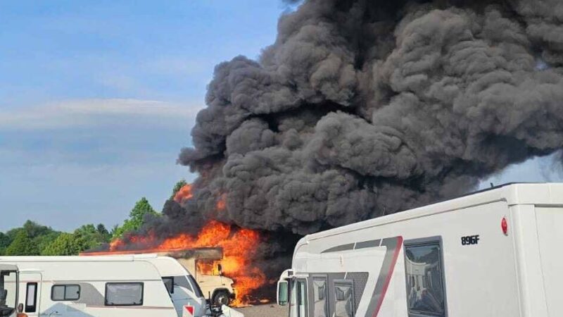 Rauchsäule von Wermelskirchen bis Leverkusen zu sehen: Feuerwehr Burscheid spricht von einem „Inferno“