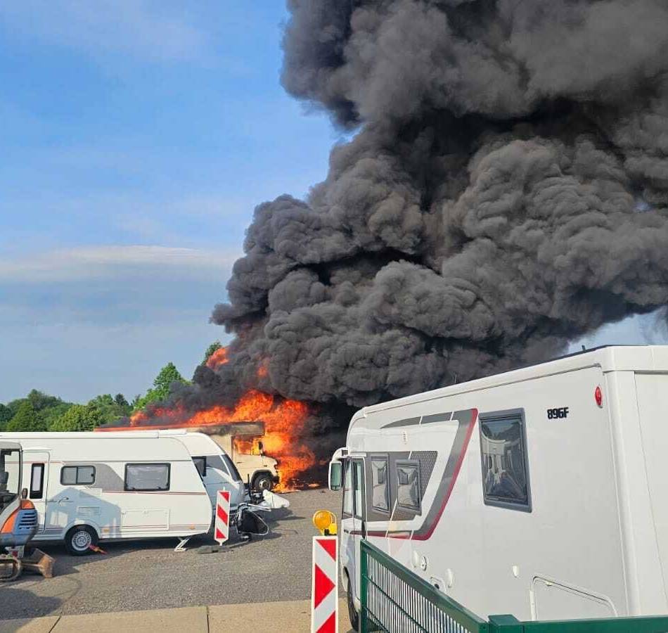 Rauchsäule von Wermelskirchen bis Leverkusen zu sehen: Feuerwehr Burscheid spricht von einem „Inferno“