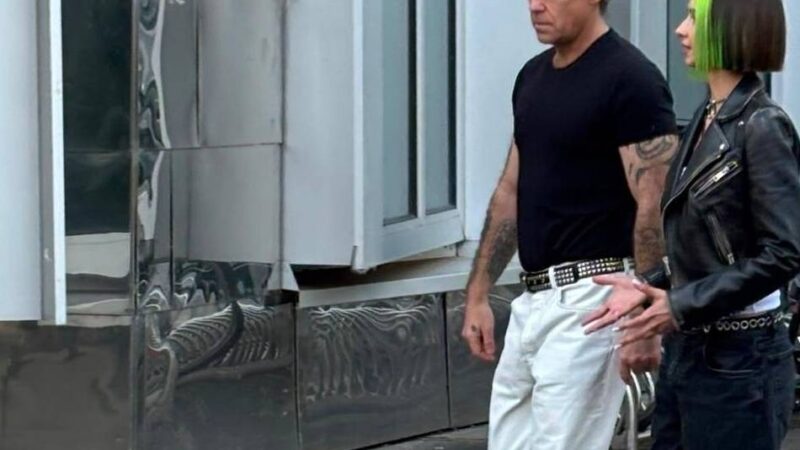 Überraschender Auftritt am Sonntag: Hier schlendert Robbie Williams durch den Düsseldorfer Medienhafen