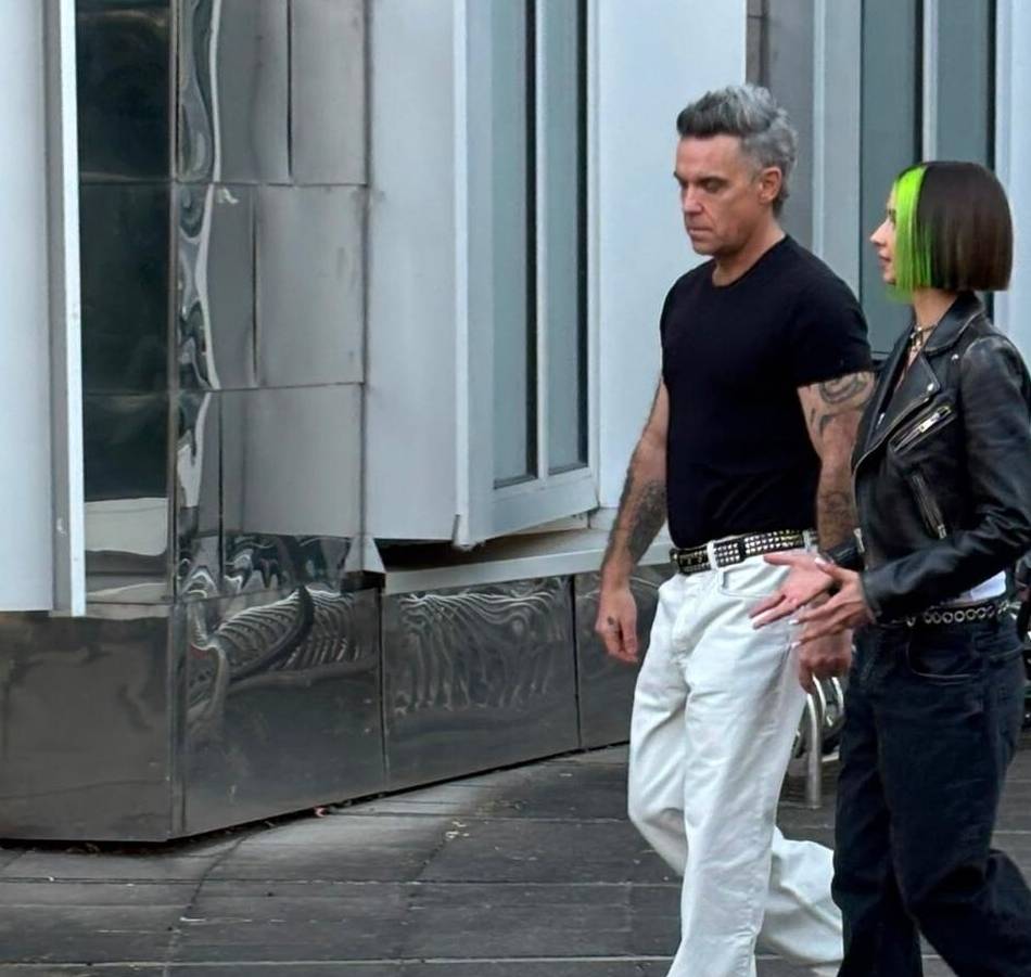 Überraschender Auftritt am Sonntag: Hier schlendert Robbie Williams durch den Düsseldorfer Medienhafen