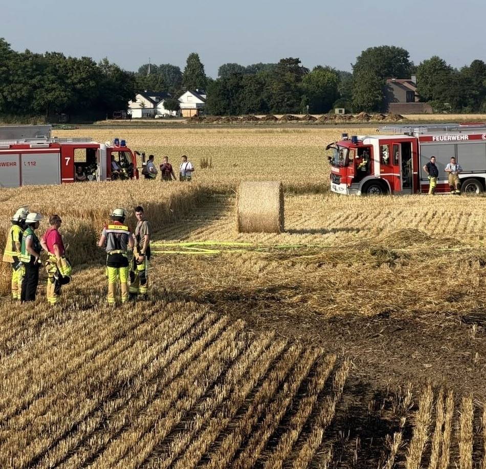 Feuerwehr im Einsatz: 1000 Quadratmeter Feld stehen in Flammen