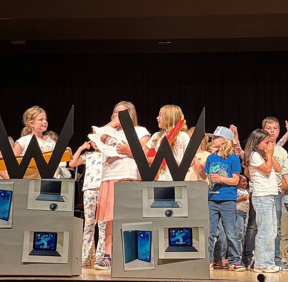 Theaterprojekt in Moers: 132 Kinder zeigen ihre digitale Welt auf der Bühne