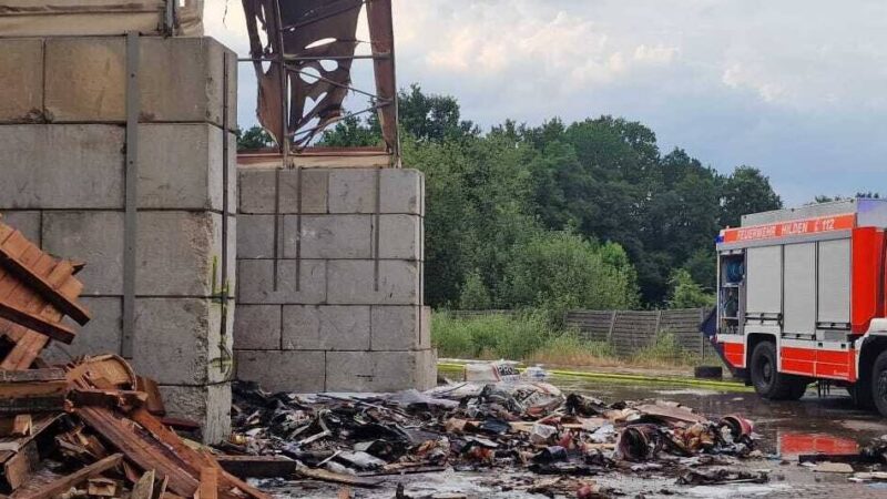 Feuerwehr Hilden im Einsatz: Müllkippe im Gewerbegebiet Giesenheide brannte – Katwarn schlug an