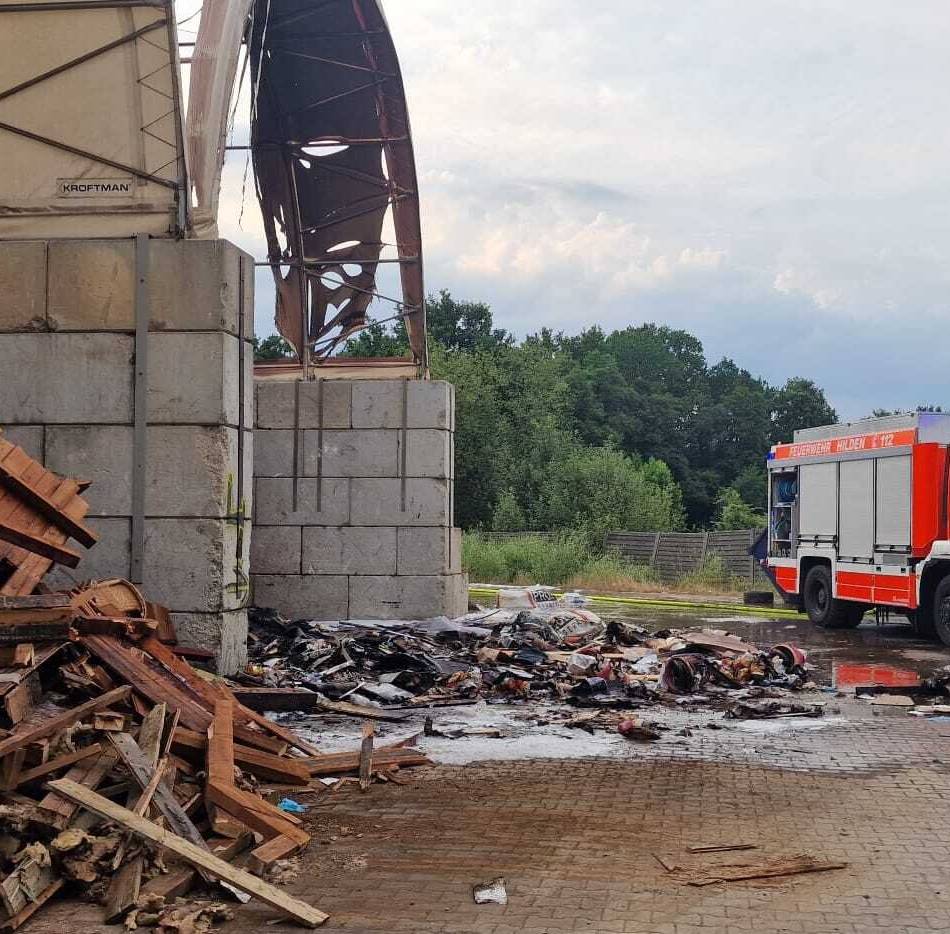 Feuerwehr Hilden im Einsatz: Müllkippe im Gewerbegebiet Giesenheide brannte – Katwarn schlug an
