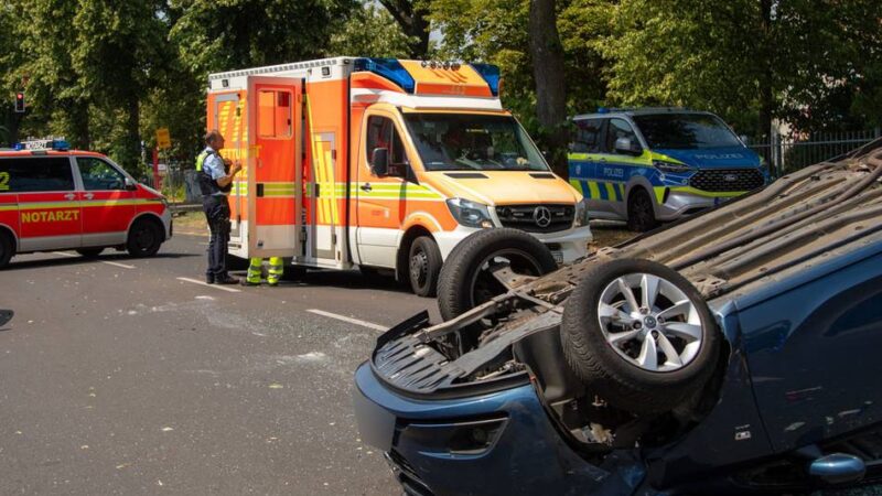 Spektakulärer Unfall in Krefeld: Auto überschlägt sich und landet nach Kollision auf dem Dach