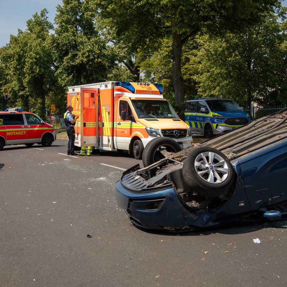 Spektakulärer Unfall in Krefeld: Auto überschlägt sich und landet nach Kollision auf dem Dach