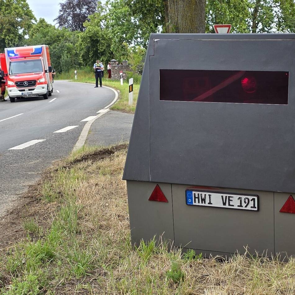 Schwerer Unfall in Winnekendonk: Fahrfehler am „Blitzer-Panzer“ – Motorradfahrer wird schwer verletzt