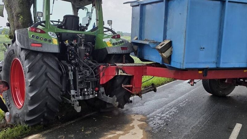 Unfall in Kalkar: Traktorfahrer kracht gegen Baum und wird schwer verletzt