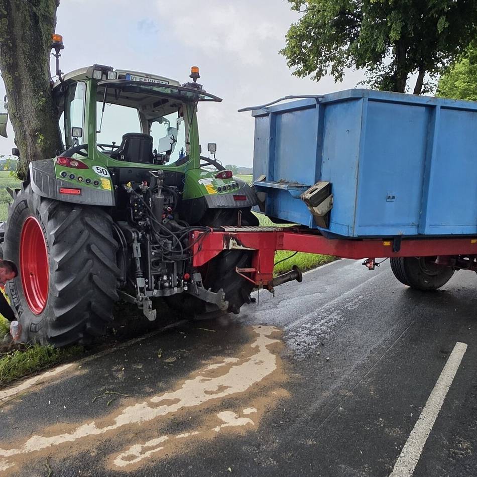 Unfall in Kalkar: Traktorfahrer kracht gegen Baum und wird schwer verletzt
