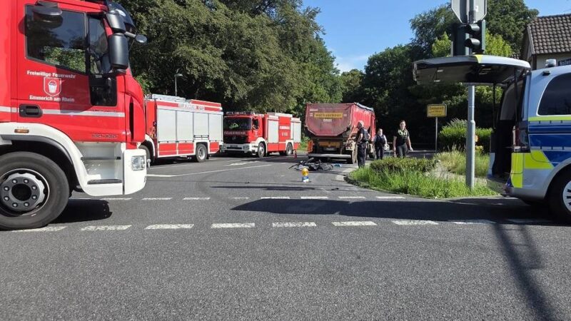 Unfall in Emmerich: Sattelzug erfasst Radfahrer – Mann erliegt Verletzungen