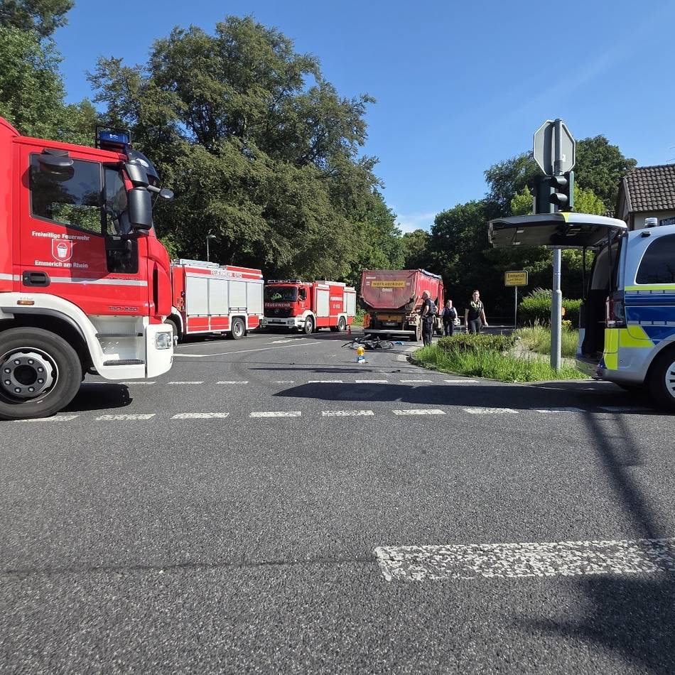 Unfall in Emmerich: Sattelzug erfasst Radfahrer – Mann erliegt Verletzungen