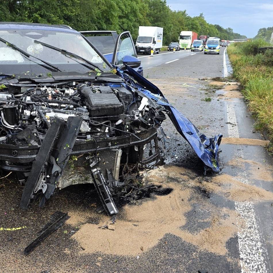 Zwischen Goch und Uedem: Schwerer Alleinunfall bei Gewitter auf regennasser Autobahn