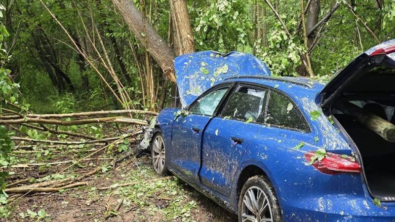 Unfall auf A3 zwischen Rees und Hamminkeln: Wie ein Speer – Holzpfosten durchbohrt Autoscheibe auf der Autobahn