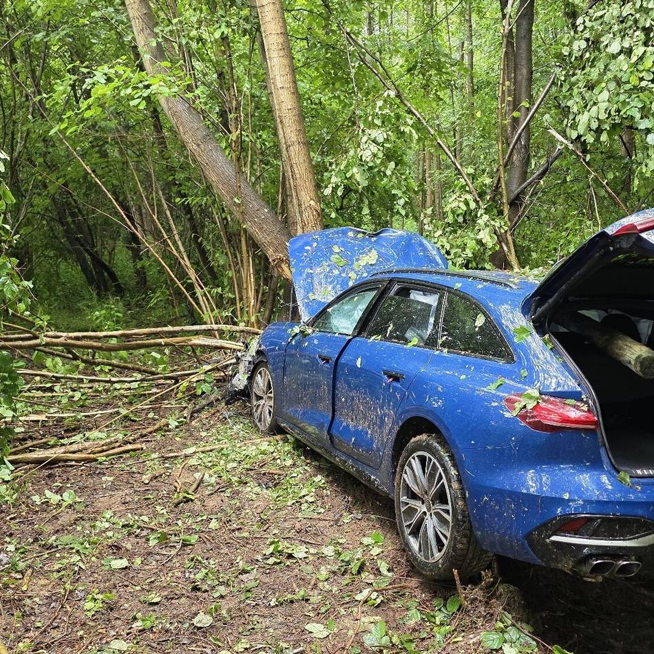 Unfall auf A3 zwischen Rees und Hamminkeln: Wie ein Speer – Holzpfosten durchbohrt Autoscheibe auf der Autobahn