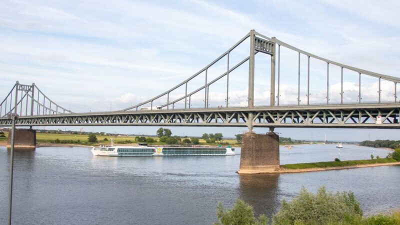 Langer Stau auf Rhein bei Krefeld: Festgefahrenes Schiff beschäftigt Wasserschutzpolizei