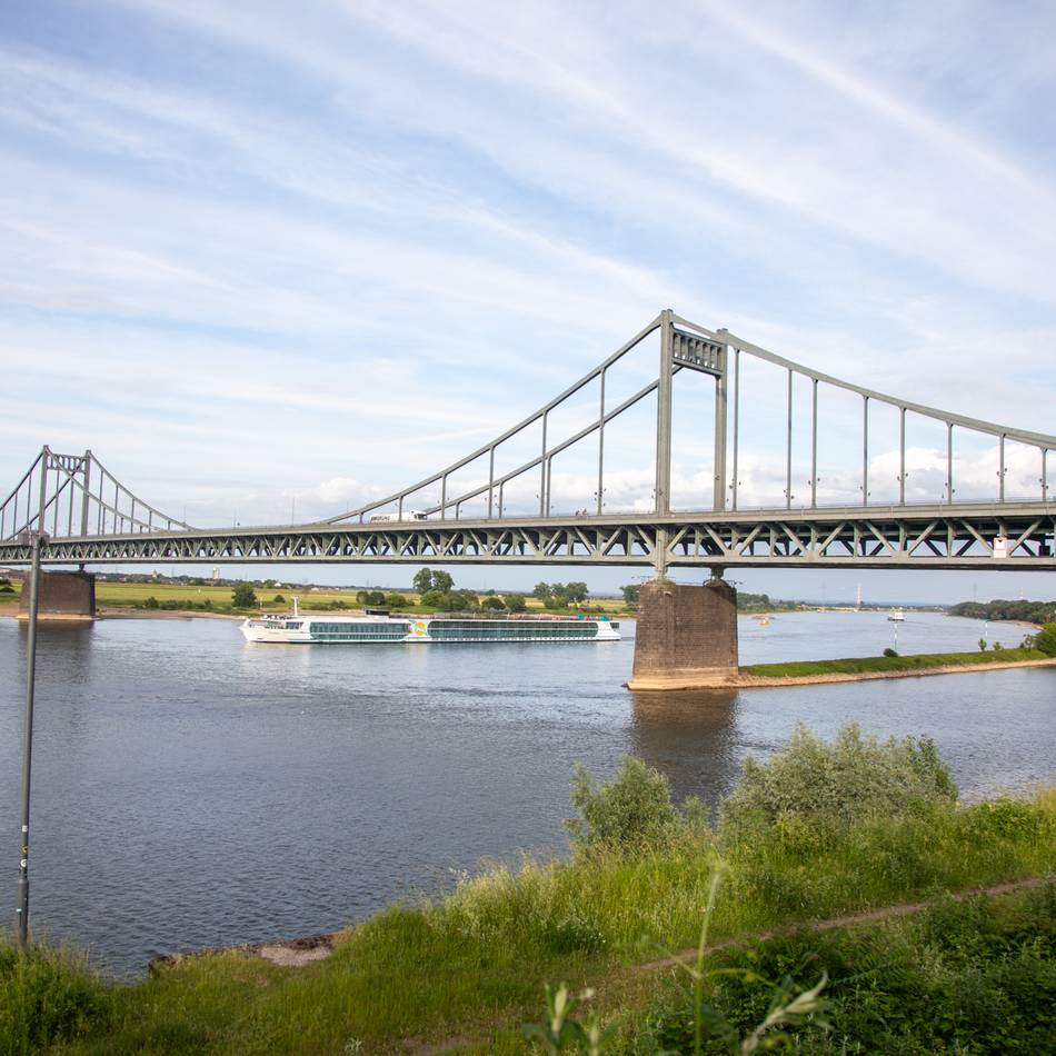 Langer Stau auf Rhein bei Krefeld: Festgefahrenes Schiff beschäftigt Wasserschutzpolizei
