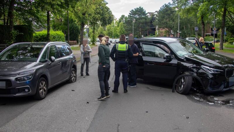 Verkehrschaos in Krefeld: Unfall auf der Moerser Straße sorgt für Stau