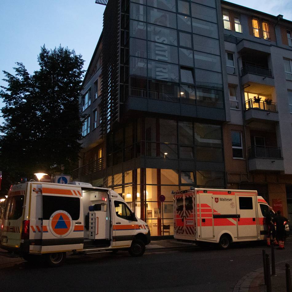 Bis zu 50 Grad Raumtemperatur: Großeinsatz in Krefelder Altenheim – Sorge um Bewohner wegen Hitze
