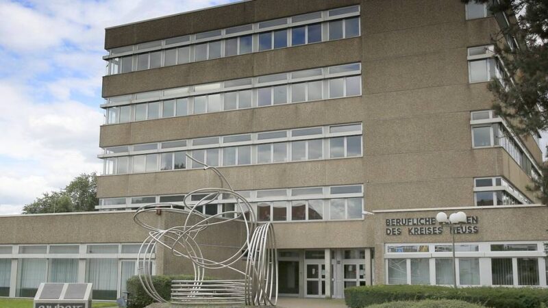 Aktionstag gegen Rassismus: BBZ Dormagen – Schüler spenden Arbeitslohn und richten Jahrmarkt aus