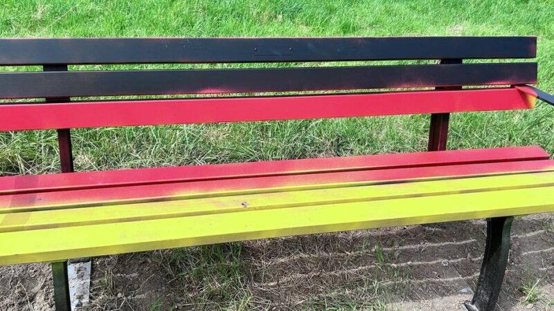 Vandalismus in Düsseldorf: Regenbogenbank in Angermund erneut beschädigt