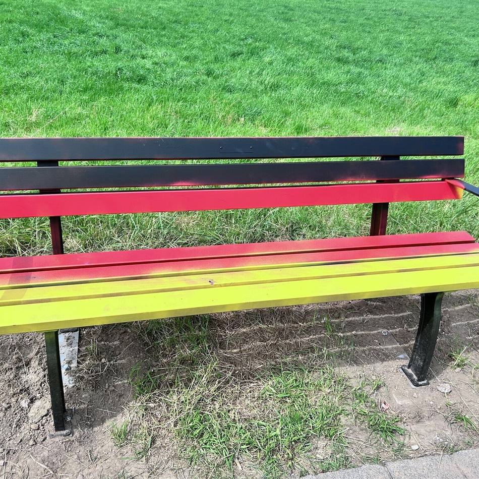 Vandalismus in Düsseldorf: Regenbogenbank in Angermund erneut beschädigt