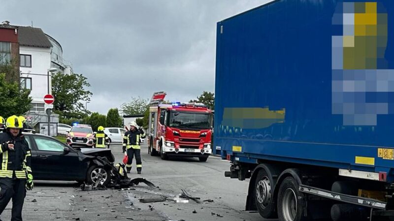 Kollision in Radevormwald: Unfall im Industriegebiet – LKW-Fahrer droht nun Ärger