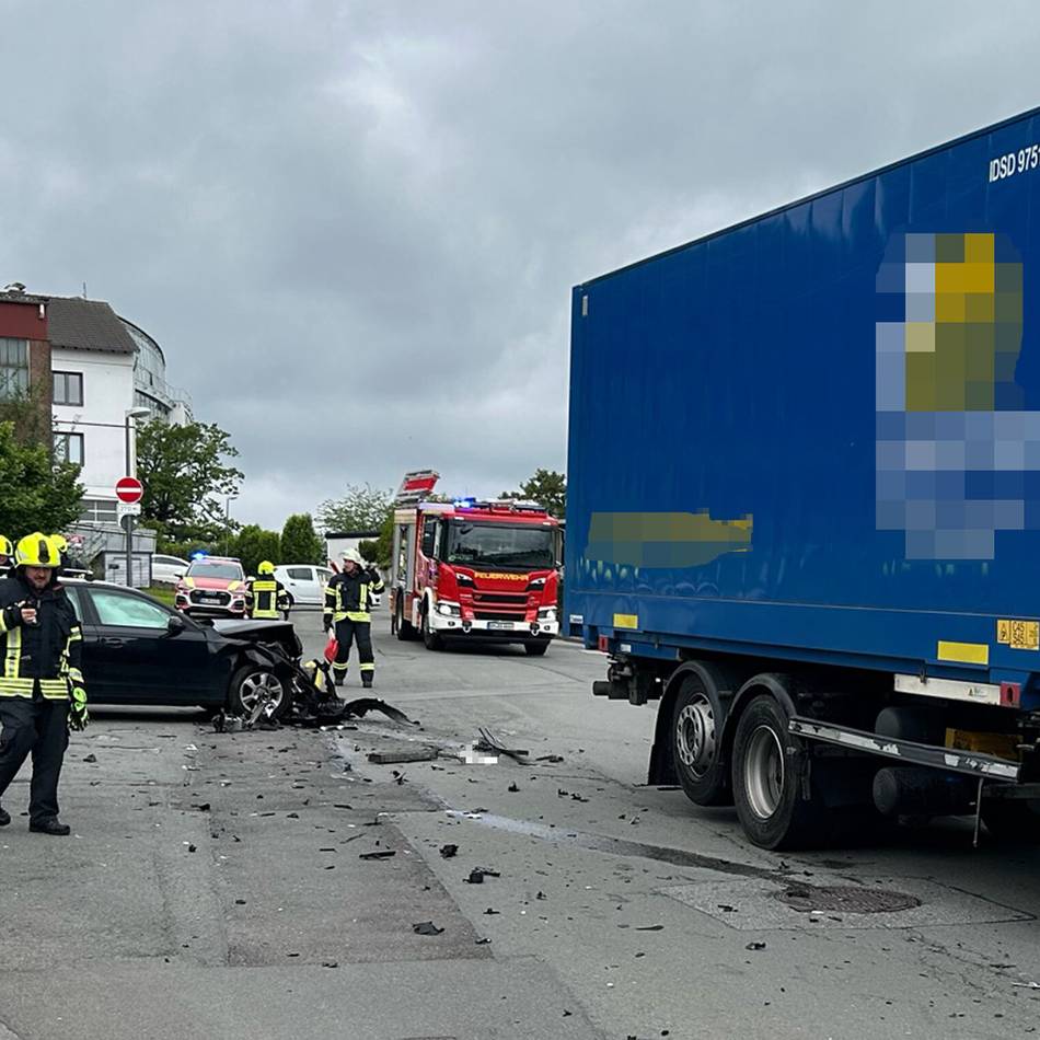Kollision in Radevormwald: Unfall im Industriegebiet – LKW-Fahrer droht nun Ärger