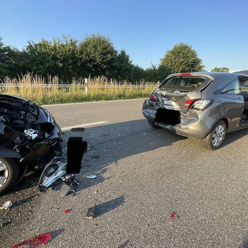 Auto liegen geblieben: Mehrere Verletzte bei Auffahrunfall an Autobahnabfahrt in Alpen