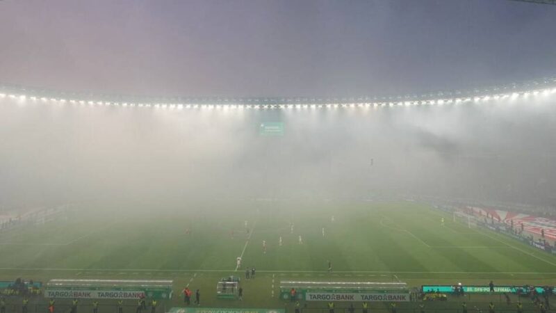 Pyro-Einsatz beim DFB-Pokalfinale: NRW-Innenminister Reul fassungslos – „Wäre für Abbruch gewesen“