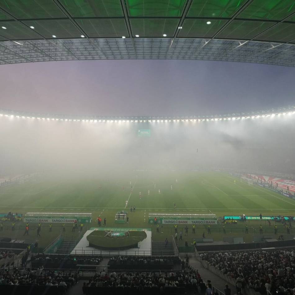 Pyro-Einsatz beim DFB-Pokalfinale: NRW-Innenminister Reul fassungslos – „Wäre für Abbruch gewesen“