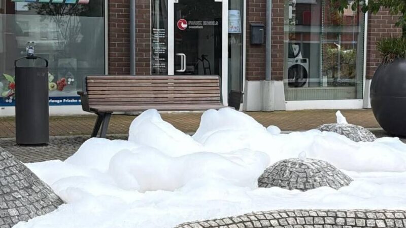 Spümittel reingekippt: Brunnen am Alpener Rathaus schäumt über