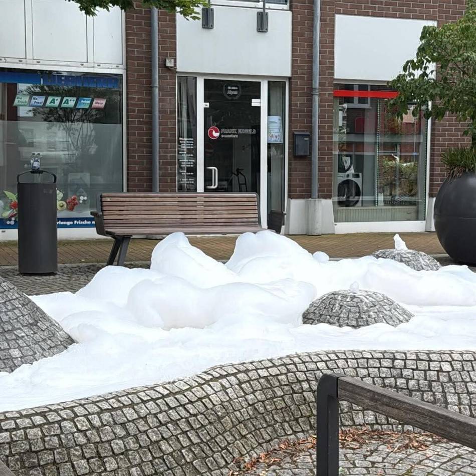 Spümittel reingekippt: Brunnen am Alpener Rathaus schäumt über