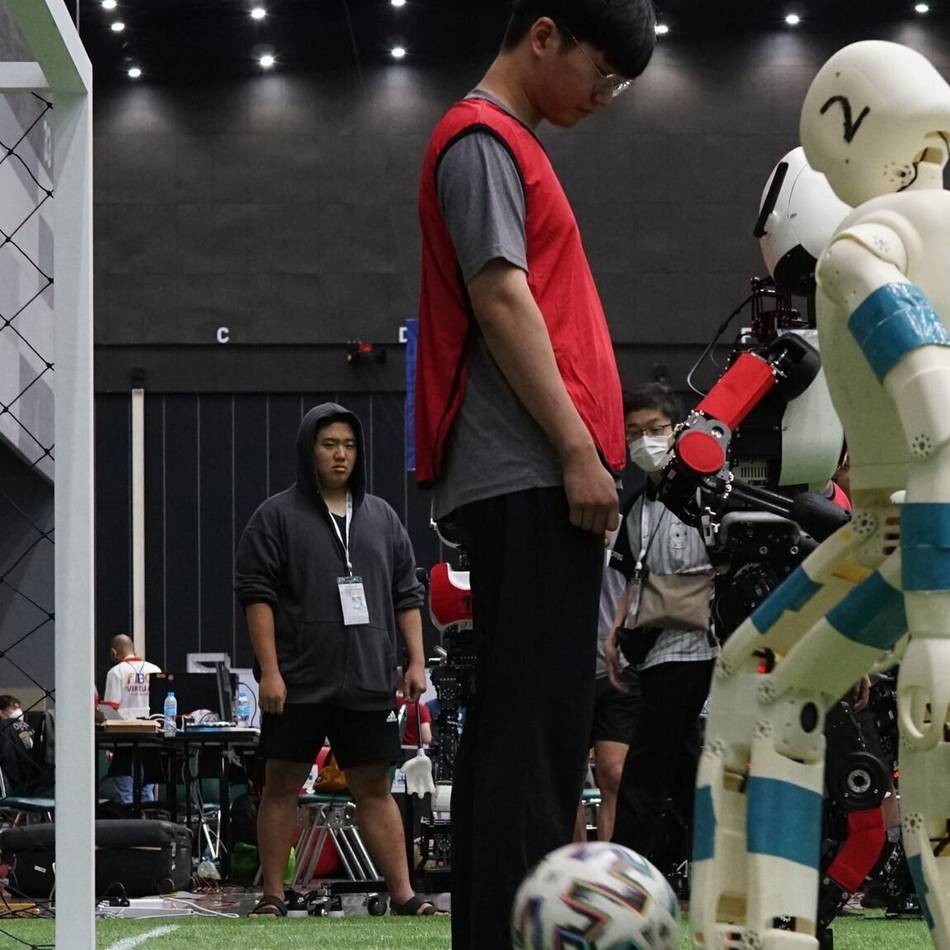 Abfangdrohnen und Ballroboter: Erfinder setzen auf innovative Technik für die Fußball-Zukunft