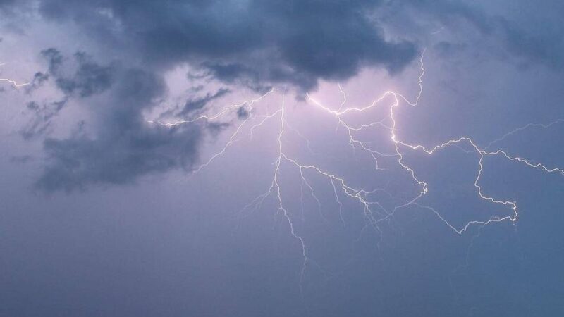 Unwetter in Moers: Sommergewitter trifft Moers – Friedhof bleibt gesperrt