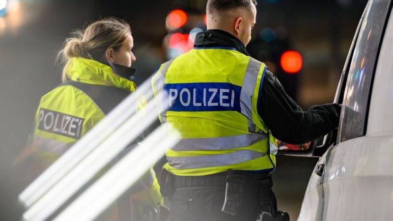 Grenzkontrollen in Kleve: Mann mit gefälschtem Führerschein auf A57 erwischt