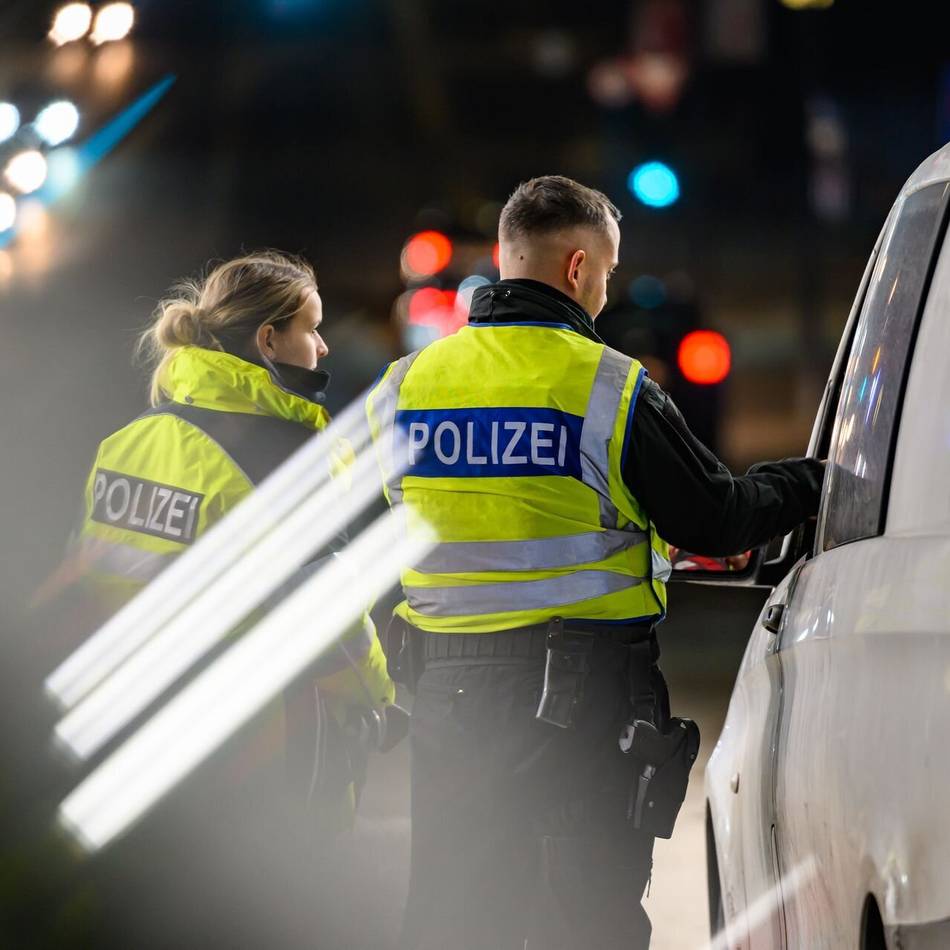 Grenzkontrollen in Kleve: Mann mit gefälschtem Führerschein auf A57 erwischt