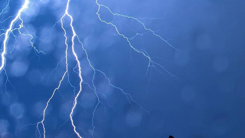 Mutmaßlicher Blitzeinschlag in Grevenbroich: Feuerwehr muss zu 17 Einsätzen innerhalb von zwei Stunden ausrücken